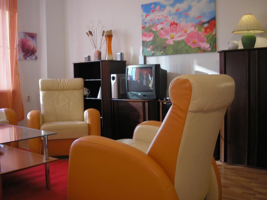 Apartment Accommodation Up To 17 브라티슬라바 외부 사진