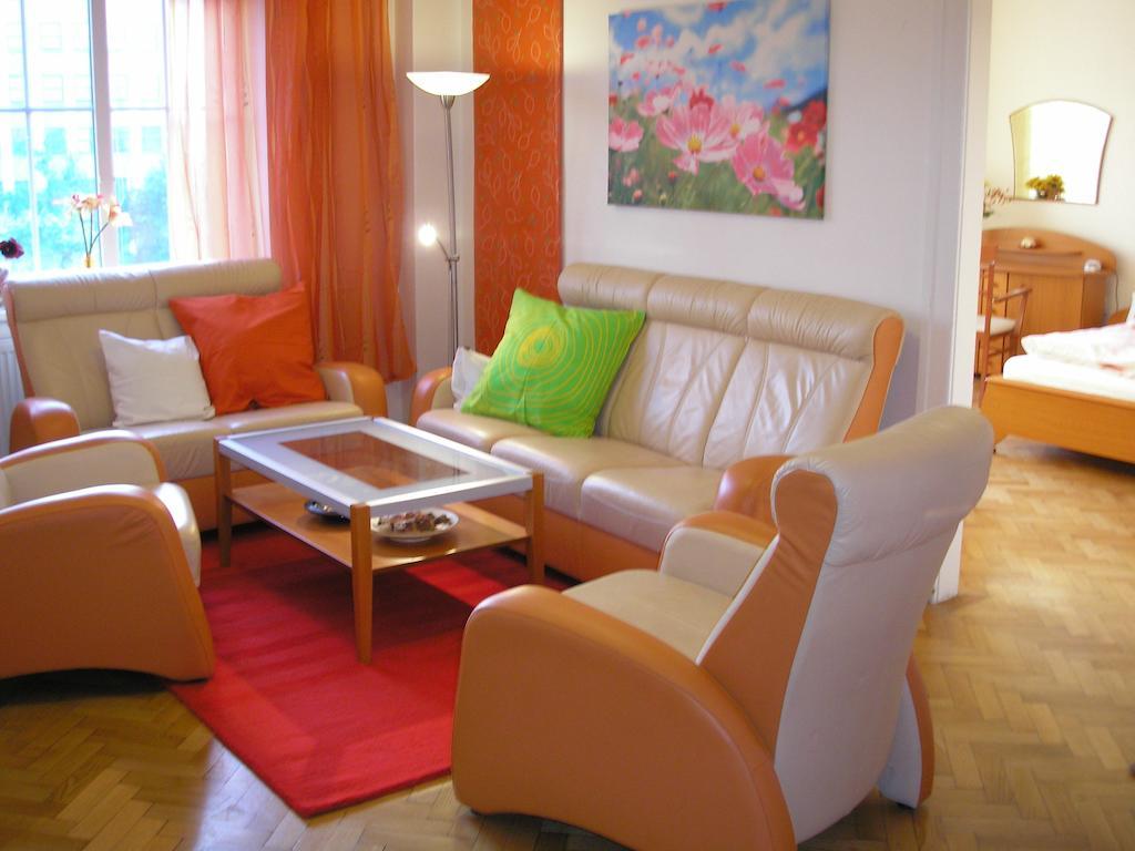 Apartment Accommodation Up To 17 브라티슬라바 외부 사진