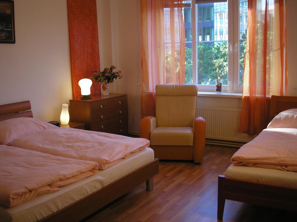 Apartment Accommodation Up To 17 브라티슬라바 외부 사진